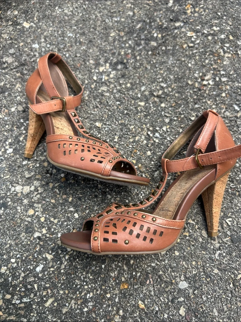 Kenneth Cole Reaction Brown Studded T-Strap Heeled Sandals